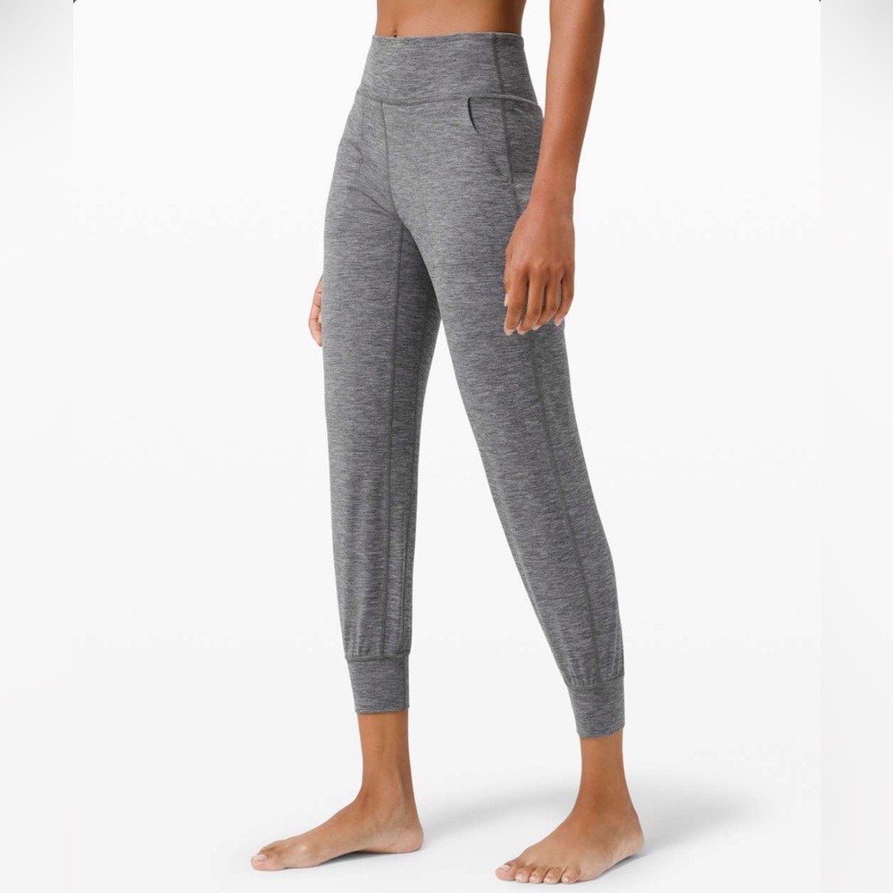 Lululemon Align Jogger 28"
Heathered Black- Size 2